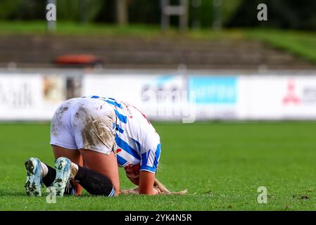 Heerenveen, Paesi Bassi. 17 novembre 2024. HEERENVEEN, PAESI BASSI - 17 NOVEMBRE: Britt Udink di sc Heerenveen è deluso perché il gol è stato segnato dopo il fischio finale e quindi non ha contato durante l'Azerion olandese Eredivisie match tra sc Heerenveen e Telstar allo Sportpark Skoatterwâld il 17 novembre 2024 a Heerenveen, Paesi Bassi. (Foto di Pieter van der Woude/Orange Pictures) credito: Orange Pics BV/Alamy Live News Foto Stock