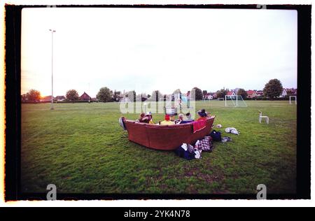 I tifosi svedesi che hanno spostato il divano e la TV su un campo di calcio e seguono la nazionale svedese nella Coppa del mondo FIFA 2002, quando la Svezia gioca contro l'Inghilterra. Foto Stock