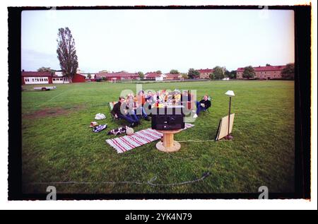 I tifosi svedesi che hanno spostato il divano e la TV su un campo di calcio e seguono la nazionale svedese nella Coppa del mondo FIFA 2002, quando la Svezia gioca contro l'Inghilterra. Foto Stock