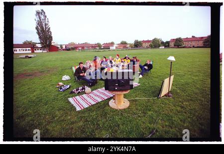 I tifosi svedesi che hanno spostato il divano e la TV su un campo di calcio e seguono la nazionale svedese nella Coppa del mondo FIFA 2002, quando la Svezia gioca contro l'Inghilterra. Foto Stock