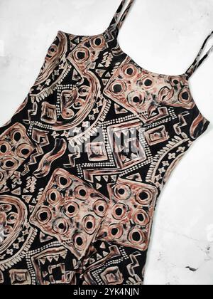 Prendisole vintage stampato anni '70, abito boho in cotone indiano, abito estivo con listini, abito senza maniche hippy zingari, motivo marrone nero, zip posteriore, 1970 Foto Stock