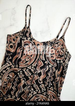 Prendisole vintage stampato anni '70, abito boho in cotone indiano, abito estivo con listini, abito senza maniche hippy zingari, motivo marrone nero, zip posteriore, 1970 Foto Stock