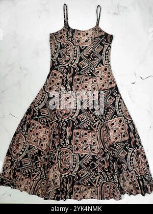 Prendisole vintage stampato anni '70, abito boho in cotone indiano, abito estivo con listini, abito senza maniche hippy zingari, motivo marrone nero, zip posteriore, 1970 Foto Stock