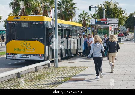 Viladecans. Spagna - 17 novembre 2024: Autobus ibrido Avanza presso una fermata della città, dove i passeggeri salgono e scendono. L'immagine enfatizza l'uso di susta Foto Stock