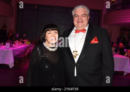 Wallburga Schmidt-Mireille doppia Guenther Grauer Narrhalla Praesident Muenchen 16.11.2024 Bayerischer Hof Narrhalla Hofball Prinzenpaar 2024/2025 der Stadt Muenchen Vorstellung Muenchen **** Wallburga Schmidt Mireille doppia Guenther Grauer Narrhalla Presidente Monaco 16 11 2024 Bayerischer Hof Narrhalla Hofball Prinzenpaar 2024 2025 Vorenchen Muenchen Muenchen Muenchen Muenchen Muenchen Muenchen Muenchen Muenchen Foto Stock