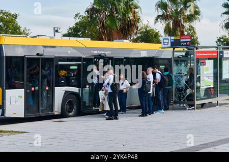 Viladecans. Spagna - 17 novembre 2024: Autobus diesel elettrico ibrido Avanza presso una fermata con imbarco e sbarco dei passeggeri. La scena evidenzia il tra Foto Stock