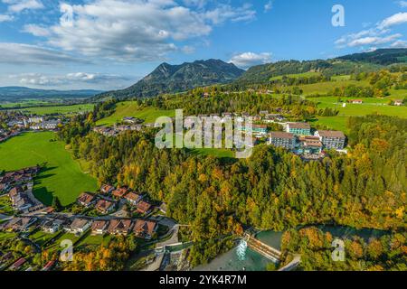 Vista autunnale della valle Ostrachtal vicino a Sonthofen nell'alto Allgäu Foto Stock