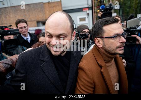 Berlino, Germania. 17 novembre 2024. Il politico russo dell'opposizione Ilya Yashin (r) e Vladimir Vladimirovich Kara-Mursa, politico russo, partecipano alla manifestazione contro Putin e alla guerra con lo slogan "No a Putin! No alla guerra! Libertà per i prigionieri politici!” A Berlino-Mitte. Crediti: Fabian Sommer/dpa/Alamy Live News Foto Stock