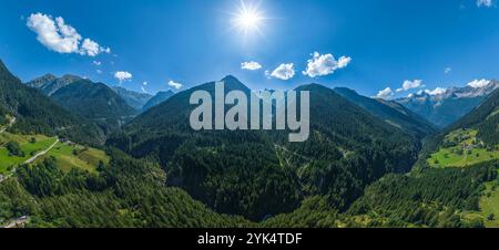 Il piccolo villaggio di Bschlabs, comune di Pfafflar, dall'alto sulla strada Hahntennjoch nel Tirolese Außerfern Foto Stock