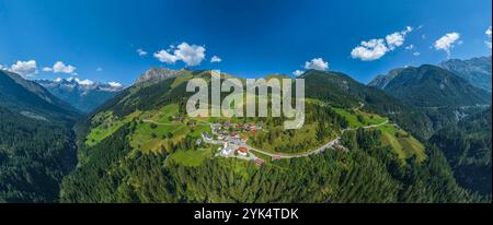 Il piccolo villaggio di Bschlabs, comune di Pfafflar, dall'alto sulla strada Hahntennjoch nel Tirolese Außerfern Foto Stock