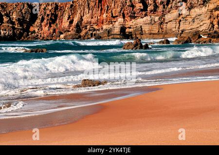 Bade- und Surfstrand Praia do Tonel Algarve Praia do Tonel in Sagres ist ein beliebter Badestrand und Surf spot. Praia do Tonel è un noto spot per il surf Foto Stock