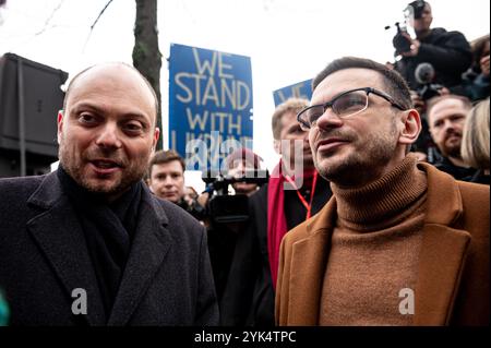 Berlino, Germania. 17 novembre 2024. I politici russi dell'opposizione Ilya Yashin (r) e Vladimir Vladimirovich Kara-Mursa partecipano alla manifestazione contro Putin e alla guerra con lo slogan "No a Putin! No alla guerra! Libertà per i prigionieri politici!” A Berlino-Mitte. Crediti: Fabian Sommer/dpa/Alamy Live News Foto Stock