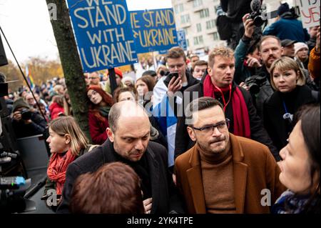 Berlino, Germania. 17 novembre 2024. Il politico russo dell'opposizione Ilya Yashin (r) e Vladimir Vladimirovich Kara-Mursa, politico russo, partecipano alla manifestazione contro Putin e alla guerra con lo slogan "No a Putin! No alla guerra! Libertà per i prigionieri politici!” A Berlino-Mitte. Crediti: Fabian Sommer/dpa/Alamy Live News Foto Stock