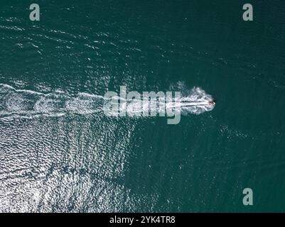 Uomo che cavalca una moto d'acqua sul mare in estate. Attività ricreative sul Mar Baltico. Turismo in Polonia. Foto Stock