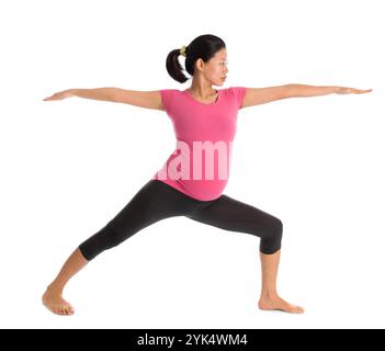 Lezione di yoga asiatica incinta. Lezione di yoga prenatale. Lunga sana donna incinta asiatica che fa esercizio di yoga che si estende a casa, corpo intero isolato su Foto Stock