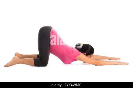 Yoga incinta asiatico rilassamento yoga prenatale meditazione. Lunga sana donna incinta asiatica che fa meditazione yoga a casa, corpo intero isolato su Foto Stock