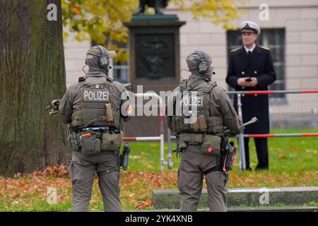 Volkstrauertag mit der Staatsspitze an der Neuen Wache Berlin Volkstrauertag an der Neuen Wache Berlin - Kranzniederlegung für die Opfer von Krieg und Gewaltherrschaft AM 17. Novembre 2024 Sicherheit, Polizei, Spezialkräfte Berlin Berlin GER *** giornata della memoria con il capo di stato alla Neue Wache Berlin Remembrance Day alla Neue Wache Berlin Wreath-laying cerimonia per le vittime della guerra e della tirannia il 17 novembre 2024 sicurezza, polizia, forze speciali Berlino GER Foto Stock