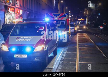 Lipsia - Straßenbahn kollidiert mit taxi nahe des Hauptbahnhofs 11.11.2024 gegen 19 Uhr Leipzig Zentrum-Nord, Kurt-Schumacher-Straße Zu einem Unfall zwischen einer Straßenbahn und einem taxi kam es am Montagabend a Lipsia. Nach ersten Angaben der Polizei sind auf der Kurt-Schumacher-Straße unweit des Hauptbahnhofes gegen 19 Uhr ein taxi und eine Straßenbahn zusammengestoßen. Der Fahrer des taxi wollte demnach ein einparkendes Auto umfahren und kam dabei auf die Fahrspur der tram. Dort kollidierte die Bahn mit dem taxi. BEI dem Zusammenstoß wurden beide Fahrzeuge beschädigt. Feuerwehr und R. Foto Stock