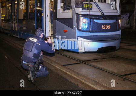 Lipsia - Straßenbahn kollidiert mit taxi nahe des Hauptbahnhofs 11.11.2024 gegen 19 Uhr Leipzig Zentrum-Nord, Kurt-Schumacher-Straße Zu einem Unfall zwischen einer Straßenbahn und einem taxi kam es am Montagabend a Lipsia. Nach ersten Angaben der Polizei sind auf der Kurt-Schumacher-Straße unweit des Hauptbahnhofes gegen 19 Uhr ein taxi und eine Straßenbahn zusammengestoßen. Der Fahrer des taxi wollte demnach ein einparkendes Auto umfahren und kam dabei auf die Fahrspur der tram. Dort kollidierte die Bahn mit dem taxi. BEI dem Zusammenstoß wurden beide Fahrzeuge beschädigt. Feuerwehr und R. Foto Stock