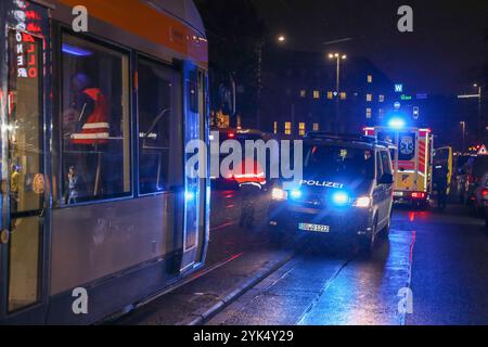 Lipsia - Straßenbahn kollidiert mit taxi nahe des Hauptbahnhofs 11.11.2024 gegen 19 Uhr Leipzig Zentrum-Nord, Kurt-Schumacher-Straße Zu einem Unfall zwischen einer Straßenbahn und einem taxi kam es am Montagabend a Lipsia. Nach ersten Angaben der Polizei sind auf der Kurt-Schumacher-Straße unweit des Hauptbahnhofes gegen 19 Uhr ein taxi und eine Straßenbahn zusammengestoßen. Der Fahrer des taxi wollte demnach ein einparkendes Auto umfahren und kam dabei auf die Fahrspur der tram. Dort kollidierte die Bahn mit dem taxi. BEI dem Zusammenstoß wurden beide Fahrzeuge beschädigt. Feuerwehr und R. Foto Stock