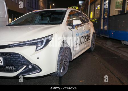 Lipsia - Straßenbahn kollidiert mit taxi nahe des Hauptbahnhofs 11.11.2024 gegen 19 Uhr Leipzig Zentrum-Nord, Kurt-Schumacher-Straße Zu einem Unfall zwischen einer Straßenbahn und einem taxi kam es am Montagabend a Lipsia. Nach ersten Angaben der Polizei sind auf der Kurt-Schumacher-Straße unweit des Hauptbahnhofes gegen 19 Uhr ein taxi und eine Straßenbahn zusammengestoßen. Der Fahrer des taxi wollte demnach ein einparkendes Auto umfahren und kam dabei auf die Fahrspur der tram. Dort kollidierte die Bahn mit dem taxi. BEI dem Zusammenstoß wurden beide Fahrzeuge beschädigt. Feuerwehr und R. Foto Stock