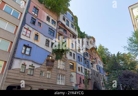 VIENNA, AUSTRIA - 30 AGOSTO 2024: L'Hundertwasserhaus è una casa di appartamenti a Vienna. È uno degli edifici più visitati di Vienna. Foto Stock