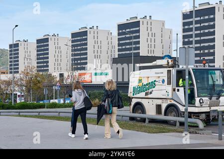 Viladecans. Spagna - 17 novembre 2024: Il centro commerciale Vilamarina con un camion di pulizia di Viladecans in primo piano e un paio di donne walki Foto Stock