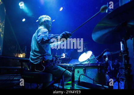 Oslo, Norvegia. 16 novembre 2024. La band inglese indie e art rock Public Service Broadcasting esegue un concerto dal vivo al Blaa di Oslo. Qui il batterista Wrigglesworth viene visto dal vivo sul palco. Credito: Gonzales Photo/Alamy Live News Foto Stock