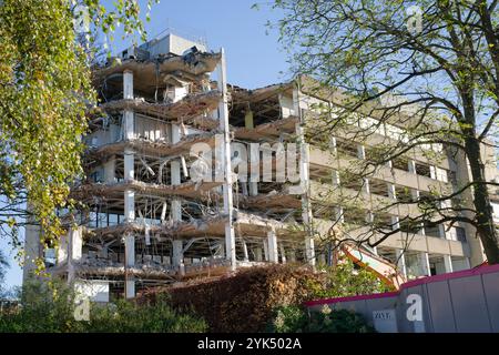 Parzialmente demolito ex sede principale dei broker assicurativi Bland Payne / Sedgwick / Marsh, Queen's Road, Norwich, Regno Unito, novembre 2024 Foto Stock