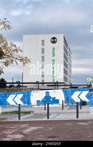 Viladecans. Spagna - 17 novembre 2024: L'esterno di un moderno hotel B B a Viladecans. Il design contemporaneo dell'edificio e l'entrata accogliente Foto Stock