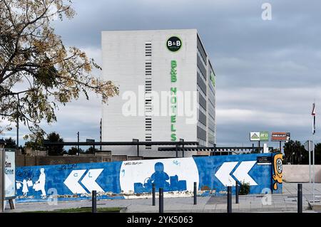 Viladecans. Spagna - 17 novembre 2024: La facciata anteriore di un hotel B B a Viladecans, con la sua architettura elegante e l'atmosfera invitante. L'ho Foto Stock