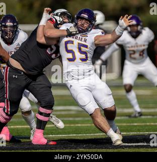 (Ottawa, Canada---19 ottobre 2024) Matteo Laquintana dei Golden Hawks della Laurier University. OUA regular season football — Laurier Golden Hawks 44 Car Foto Stock