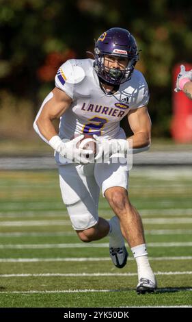 (Ottawa, Canada---19 ottobre 2024) Tanner Nelmes della Laurier University Golden Hawks. OUA regular season football — Laurier Golden Hawks 44 Carleto Foto Stock