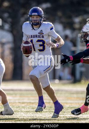 (Ottawa, Canada---19 ottobre 2024) Taylor Elgersma dei Golden Hawks della Laurier University. OUA regular season football — Laurier Golden Hawks 44 Carle Foto Stock