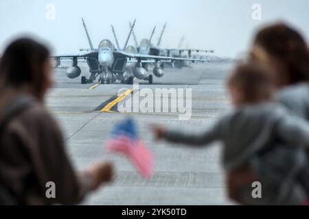 Iwakuni, Giappone. 17 novembre 2024. Le famiglie aspettano l'arrivo del loro pilota presso la Marine Corps Air Station Iwakuni a Iwakuni, nella prefettura di Yamaguchi, in Giappone, domenica 17 novembre 2024. Foto di Keizo Mori/UPI credito: UPI/Alamy Live News Foto Stock