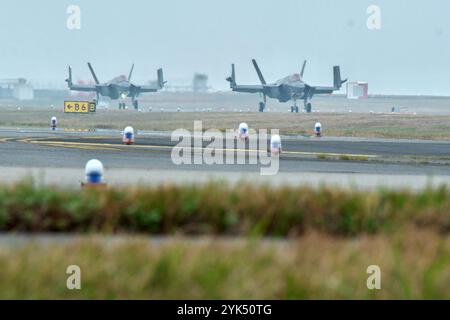 Iwakuni, Giappone. 17 novembre 2024. Gli F-35C Lightning II degli squadroni di caccia d'attacco della Marina degli Stati Uniti (VFA) 147 arrivano alla stazione aerea del corpo dei Marines di Iwakuni a Iwakuni, nella prefettura di Yamaguchi, in Giappone, domenica 17 novembre 2024. Foto di Keizo Mori/UPI credito: UPI/Alamy Live News Foto Stock