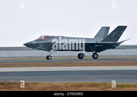 Iwakuni, Giappone. 17 novembre 2024. Gli F-35C Lightning II degli squadroni di caccia d'attacco della Marina degli Stati Uniti (VFA) 147 arrivano alla stazione aerea del corpo dei Marines di Iwakuni a Iwakuni, nella prefettura di Yamaguchi, in Giappone, domenica 17 novembre 2024. Foto di Keizo Mori/UPI credito: UPI/Alamy Live News Foto Stock