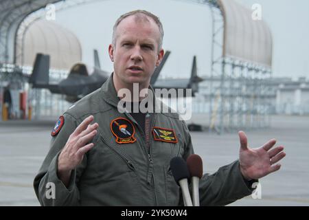 Iwakuni, Giappone. 17 novembre 2024. Ufficiale comandante, Strike Fighter Squadron (VFA) 147, il comandante Christopher Case risponde alla domanda del giornalista alla Marine Corps Air Station Iwakuni a Iwakuni, nella prefettura di Yamaguchi, Giappone, domenica 17 novembre 2024. Foto di Keizo Mori/UPI credito: UPI/Alamy Live News Foto Stock