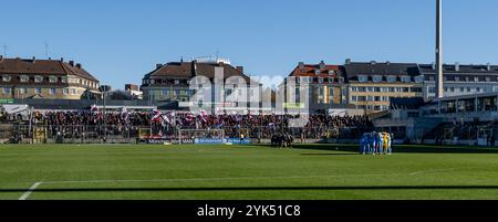 Beide Teams motivieren sich im Spielerkreis vor dem Gaesteblock mit den Hachinter fans fuer die anstehende Partie. GER, TSV 1860 Muenchen gegen SpVgg Unterhaching, Fussball, Bayerischer Totopokal, Viertelfinale, Saison 2024/2025, 16.11.2024. foto: Eibner-Pressefoto/Heike Feiner Foto Stock