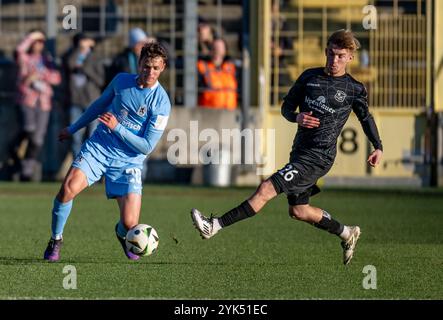 Kampf um den Ball / Zweikampf zwischen Lukas Reich (TSV 1860 Muenchen, n. 20) e Andy Breuer (SpVgg Unterhaching, n. 26). GER, TSV 1860 Muenchen gegen SpVgg Unterhaching, Fussball, Bayerischer Totopokal, Viertelfinale, Saison 2024/2025, 16.11.2024. foto: Eibner-Pressefoto/Heike Feiner Foto Stock