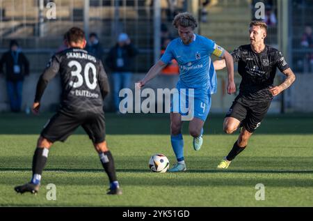 Jesper Verlaat (TSV 1860 Muenchen, n. 4) gegen Julian Kuegel (SpVgg Unterhaching, n. 9). GER, TSV 1860 Muenchen gegen SpVgg Unterhaching, Fussball, Bayerischer Totopokal, Viertelfinale, Saison 2024/2025, 16.11.2024. foto: Eibner-Pressefoto/Heike Feiner Foto Stock