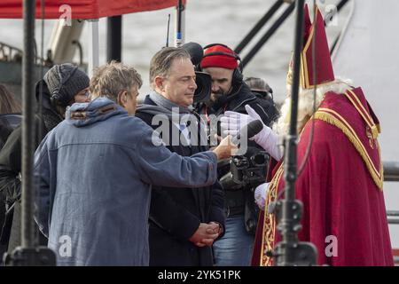 Il sindaco di Anversa Bart De Wever, nella foto durante l'arrivo di Sinterklaas ad Anversa, sabato 16 novembre 2024. Il Sinterklaas è una tradizione, per lo più celebrata nei Paesi Bassi e in Belgio, dove i bambini che si sono comportati bene durante l'anno ricevono doni e caramelle il 6 dicembre. BELGA FOTO NICOLAS MAETERLINCK Foto Stock