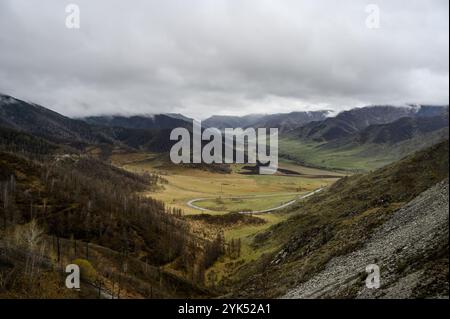 Paesaggio montano nella Repubblica di Altai, montagne autunnali con alberi verdi e gialli. Passo Chike-Taman sulle montagne dell'Altai, Siberia, Russia. Autunno l Foto Stock