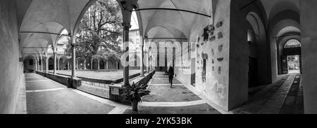 Siena, Italia - Apr 7, 2022: Il patio della Facoltà di Economia dell'Università degli Studi di Siena, Toscana, Italia. Foto Stock