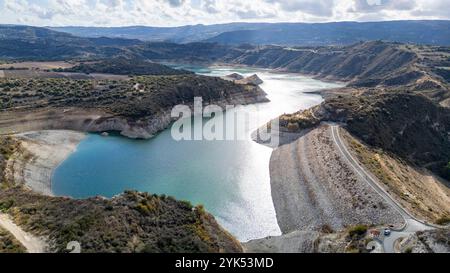 Vista aerea della diga di Evretou e del bacino idrico di Evretou a un livello molto basso, novembre 2024, distretto di Paphos, Cipro. Foto Stock