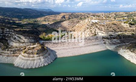 Vista aerea della diga di Evretou e del bacino idrico di Evretou a un livello molto basso, novembre 2024, distretto di Paphos, Cipro. Foto Stock