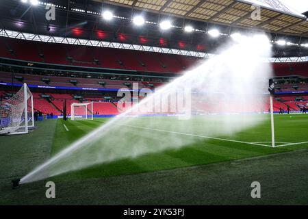 Vista generale di un irrigatore d'acqua in vista della partita del gruppo B2 della UEFA Nations League allo stadio Wembley di Londra. Data foto: Domenica 17 novembre 2024. Foto Stock