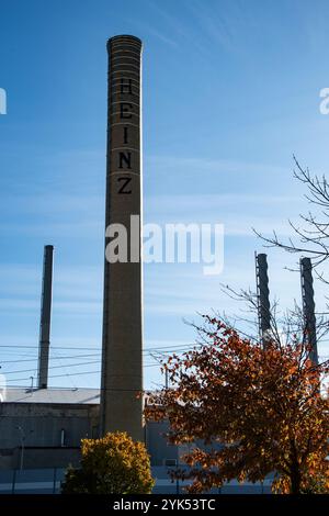 Insegna Heinz su una pila presso l'impianto Highbury Canco in Oak Street East nel centro di Leamington, Ontario, Canada Foto Stock