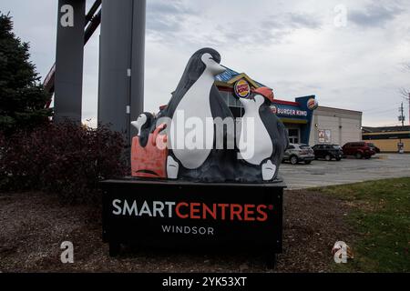 Insegna del centro commerciale Smart Centres su Dougall Avenue a Windsor, Ontario, Canada Foto Stock