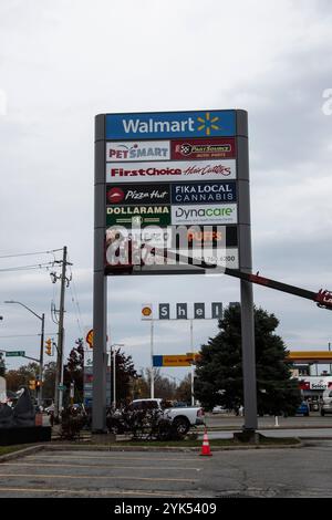 Lavoratore in una gru a benna che cambia i segnali al centro commerciale Smart Centres in Dougall Avenue a Windsor, Ontario, Canada Foto Stock